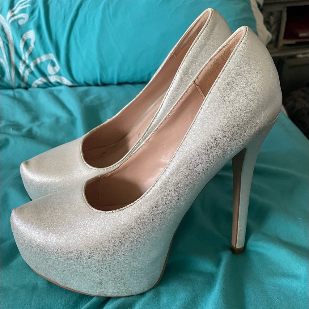 De Blossom Collection Silver Pump Heels (Used)